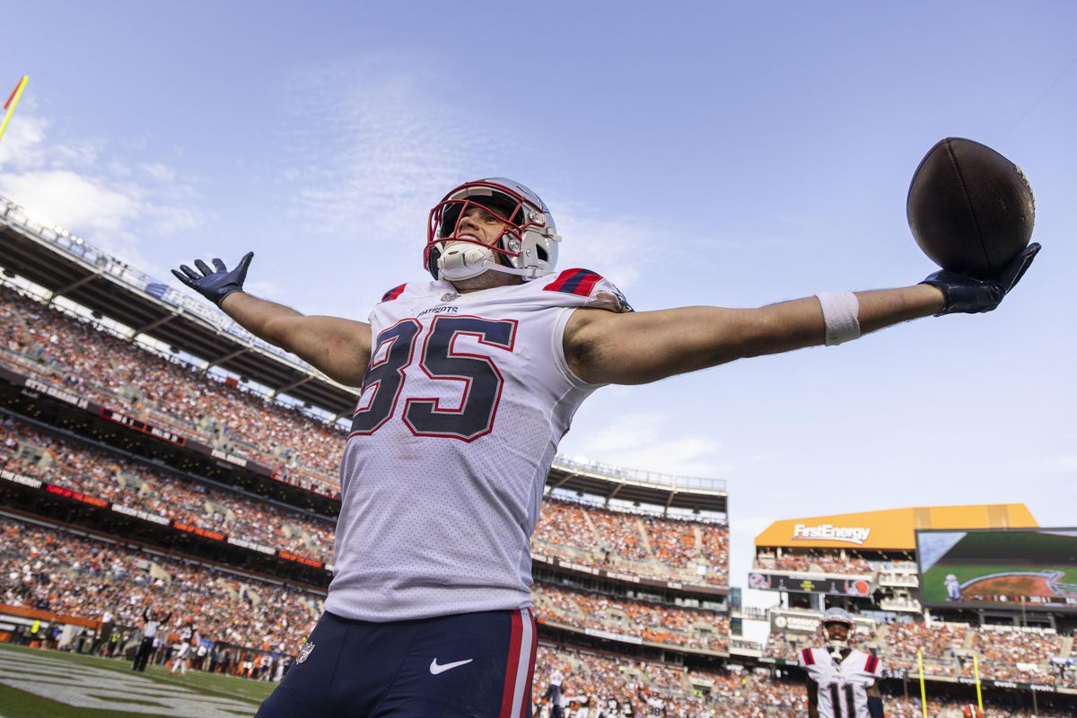 New England Patriots tight end Hunter Henry (85) celebrates his touchdown run against the Cleveland Browns during the third quarter at FirstEnergy Stadium