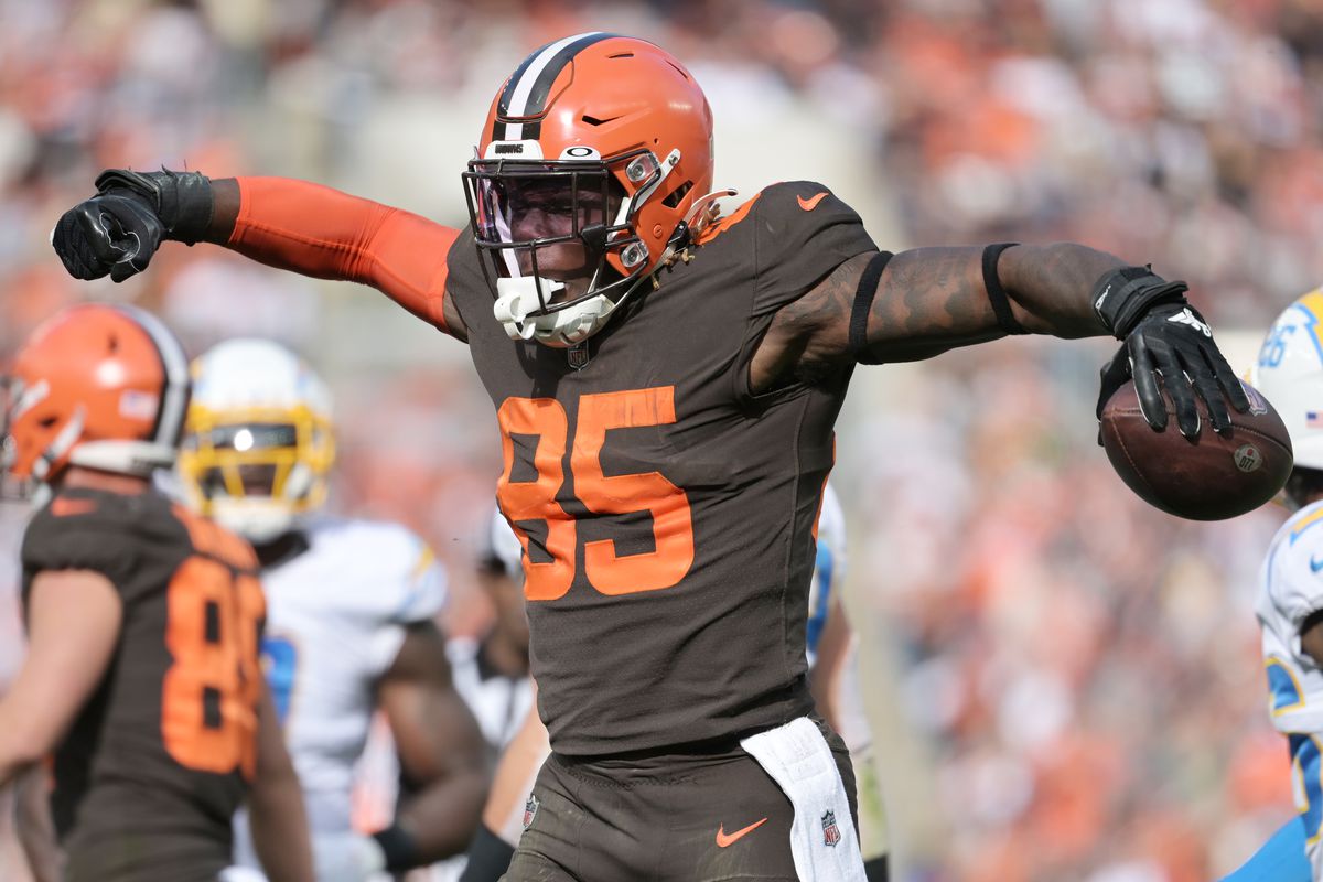 Cleveland Browns tight end David Njoku (85) celebrates after a catch during the second half against the Los Angeles Chargers at FirstEnergy Stadium.