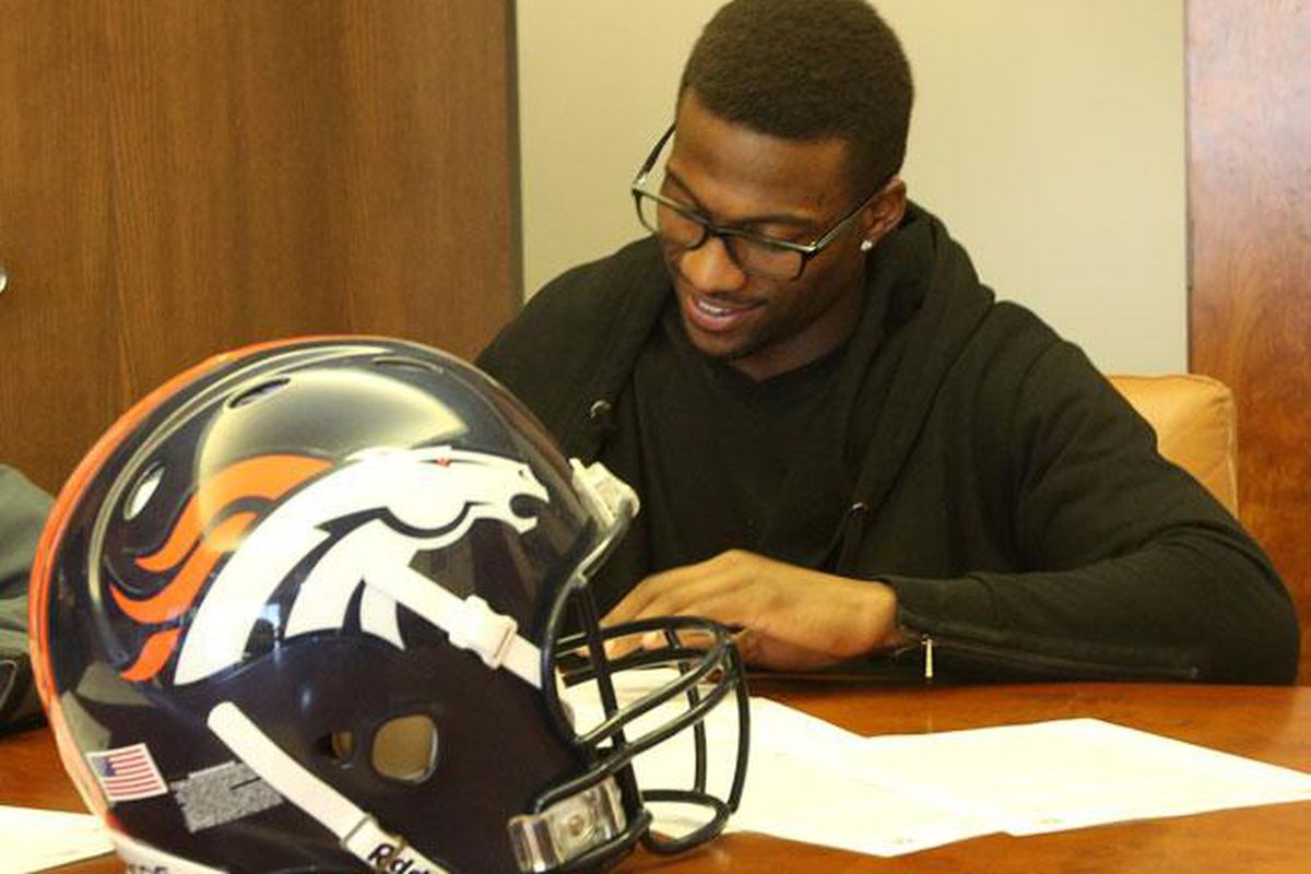 WR Emmanuel Sanders signs a contract with the Denver Broncos, as the Chiefs and other teams shake their heads.