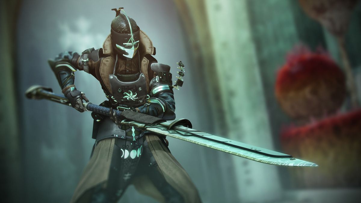 A Warlock holds a glaive in Destiny 2: The Witch Queen