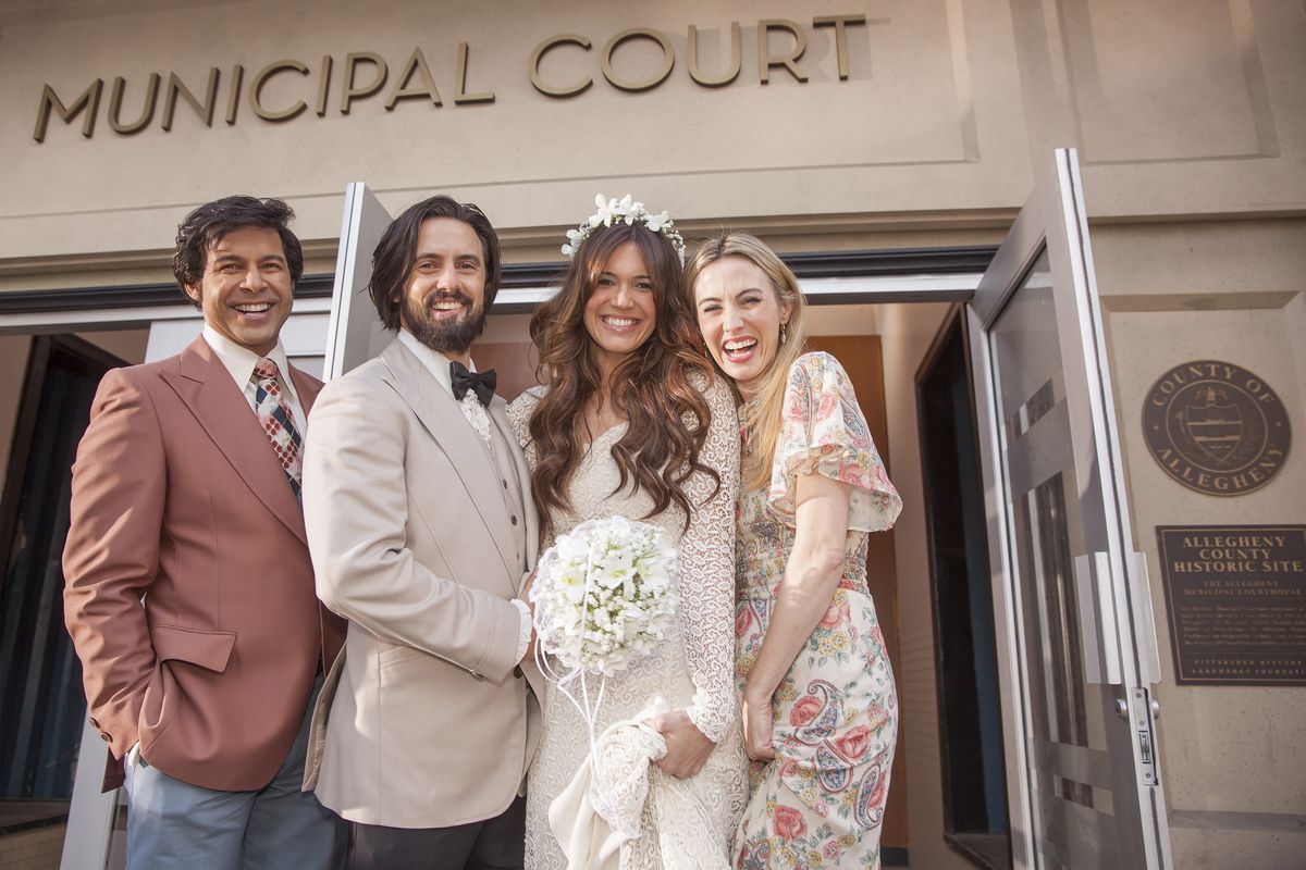 Milo Ventimiglia as Jack Pearson, Mandy Moore as Rebecca Pearson, and Wynn Everett as Shelly on This Is Us.