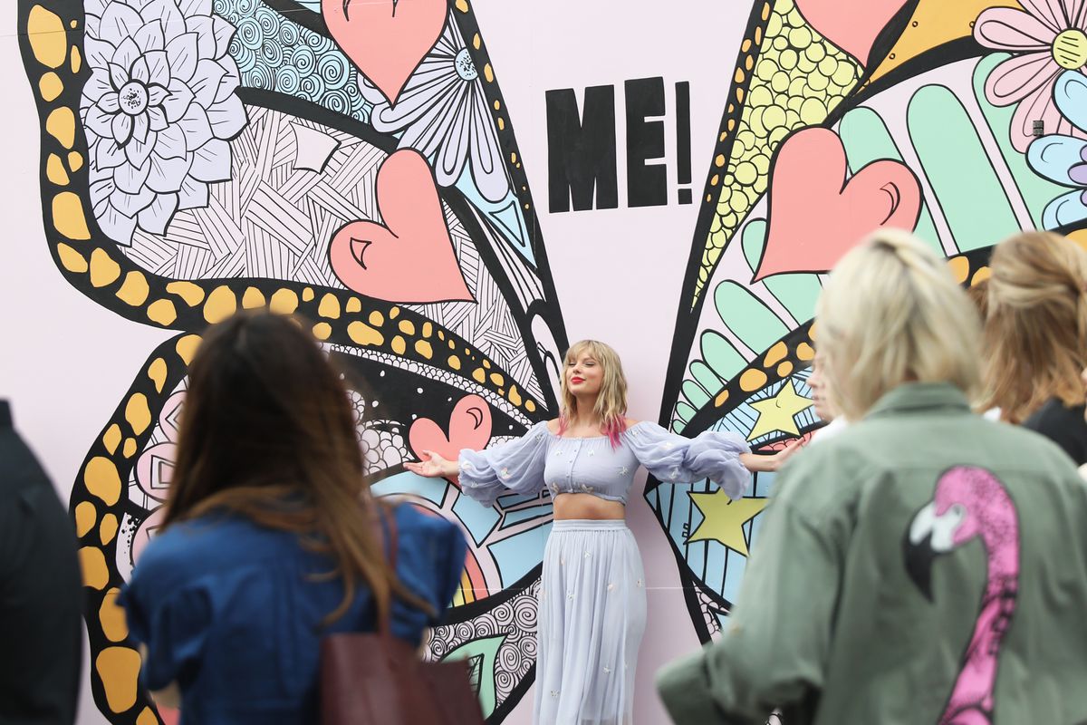 Taylor Swift Surprises Fans At New Kelsey Montague “What Lifts You Up” Mural In Nashville
