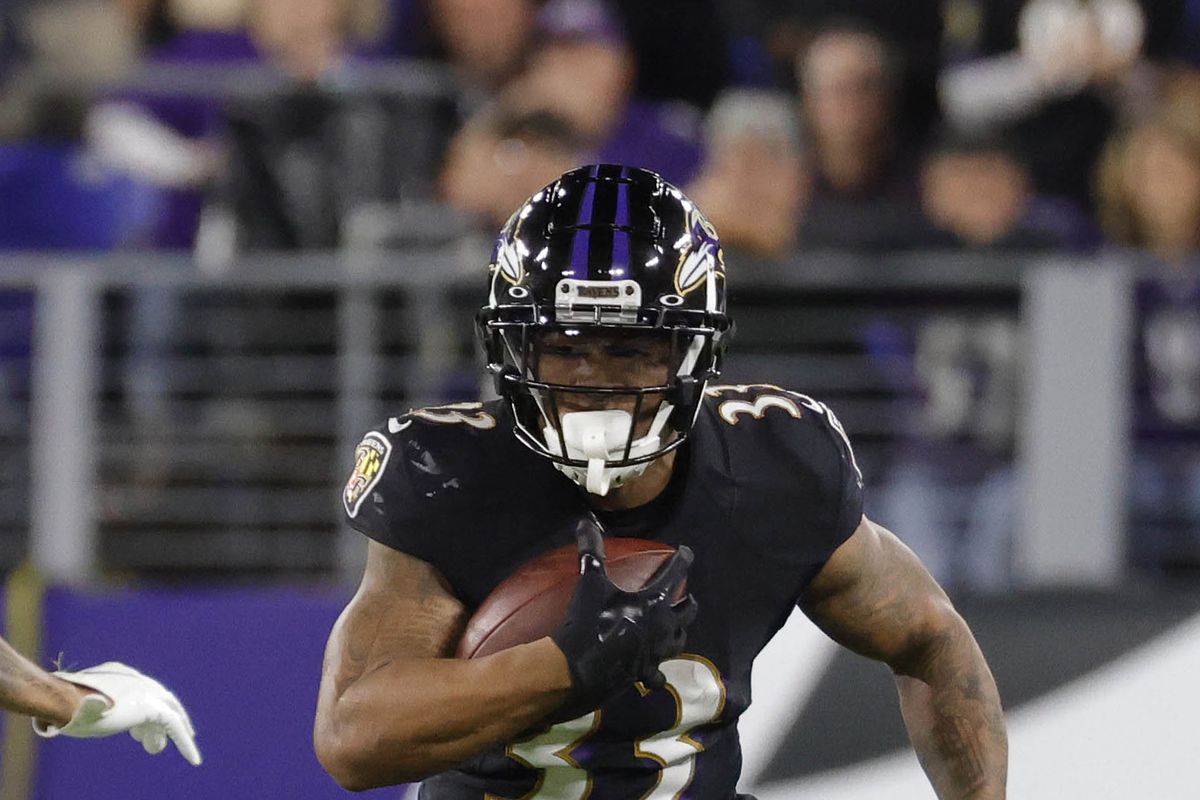 Baltimore Ravens running back Devonta Freeman (33) carries the ball against the Indianapolis Colts at M&amp;amp;T Bank Stadium.