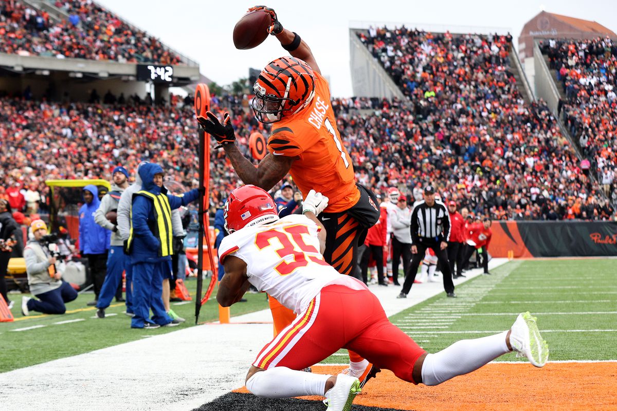 Ja’Marr Chase #1 of the Cincinnati Bengals makes a 18-yard catch for a touchdown over Charvarius Ward #35 of the Kansas City Chiefs in the second quarter of the game at Paul Brown Stadium on January 02, 2022 in Cincinnati, Ohio.