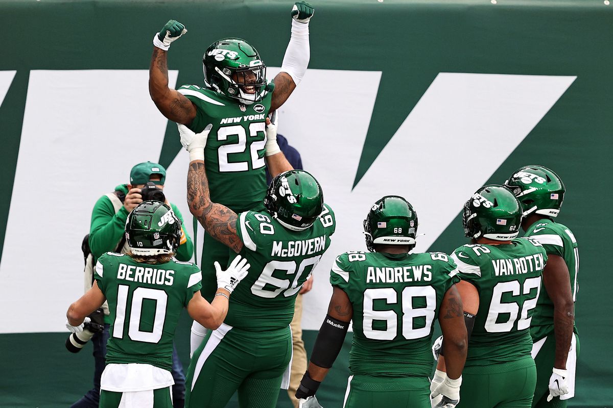 La’Mical Perine #22 of the New York Jets celebrates his touchdown with teammates in the second quarter against the Buffalo Bills at MetLife Stadium on October 25, 2020 in East Rutherford, New Jersey.