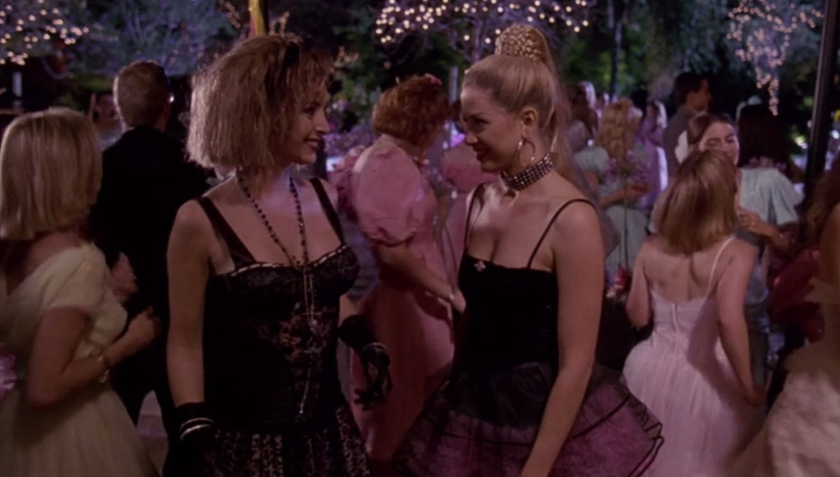 Lisa Kudrow as Michele and Mira Sorvino as Romy in Romy and Michele’s High School Reunion.