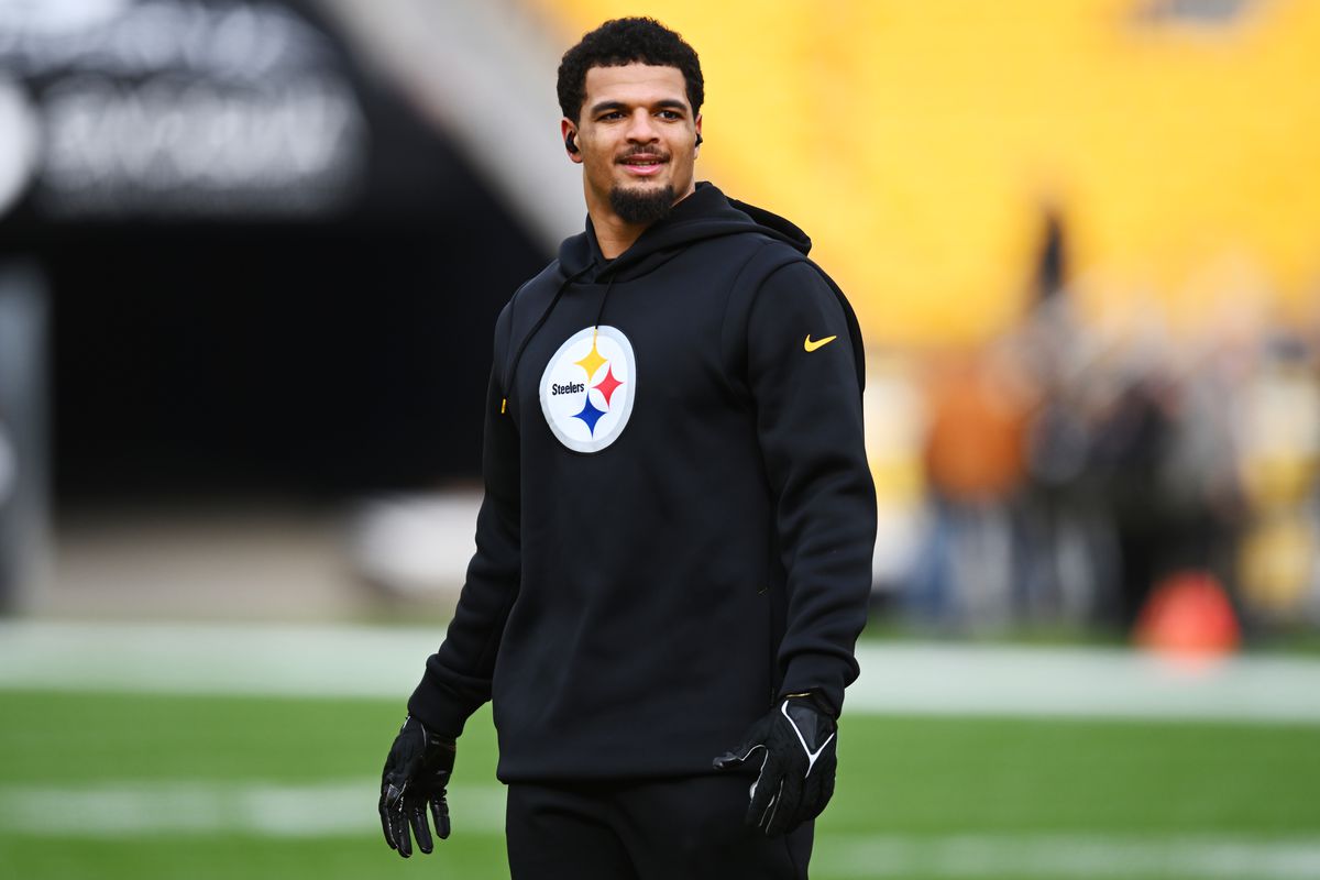 Minkah Fitzpatrick #39 of the Pittsburgh Steelers warms up before the game against the Cleveland Browns at Acrisure Stadium on January 08, 2023 in Pittsburgh, Pennsylvania.