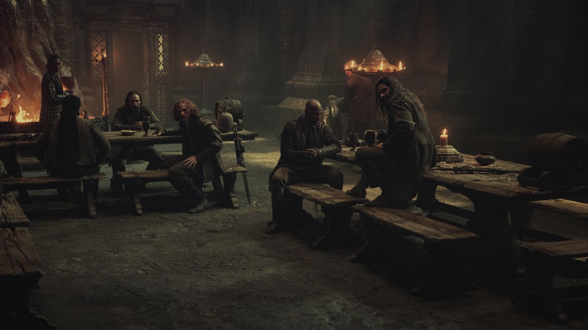 The Witcher'dan Kaer Morhen'de 2. sezonda Witchers'ın geniş bir görüntüsü