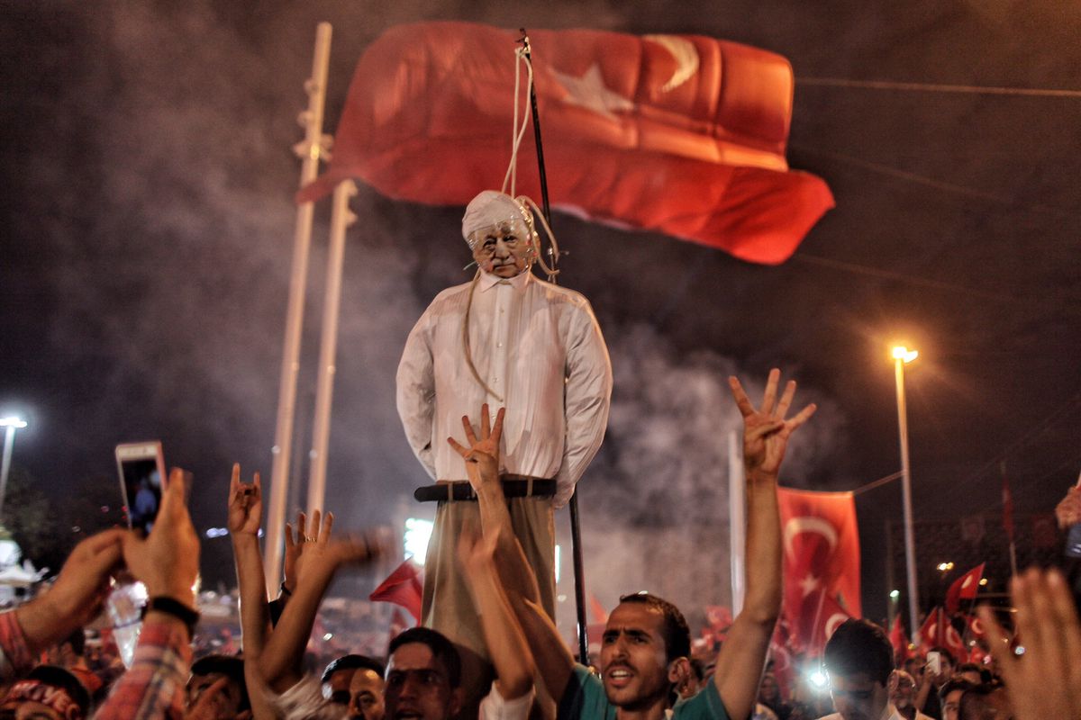 Supporters of Turkish President Recep Tayyip Erdoğan burn an effigy of US-based cleric Fethullah Gülen on July 18, 2016, in Istanbul.