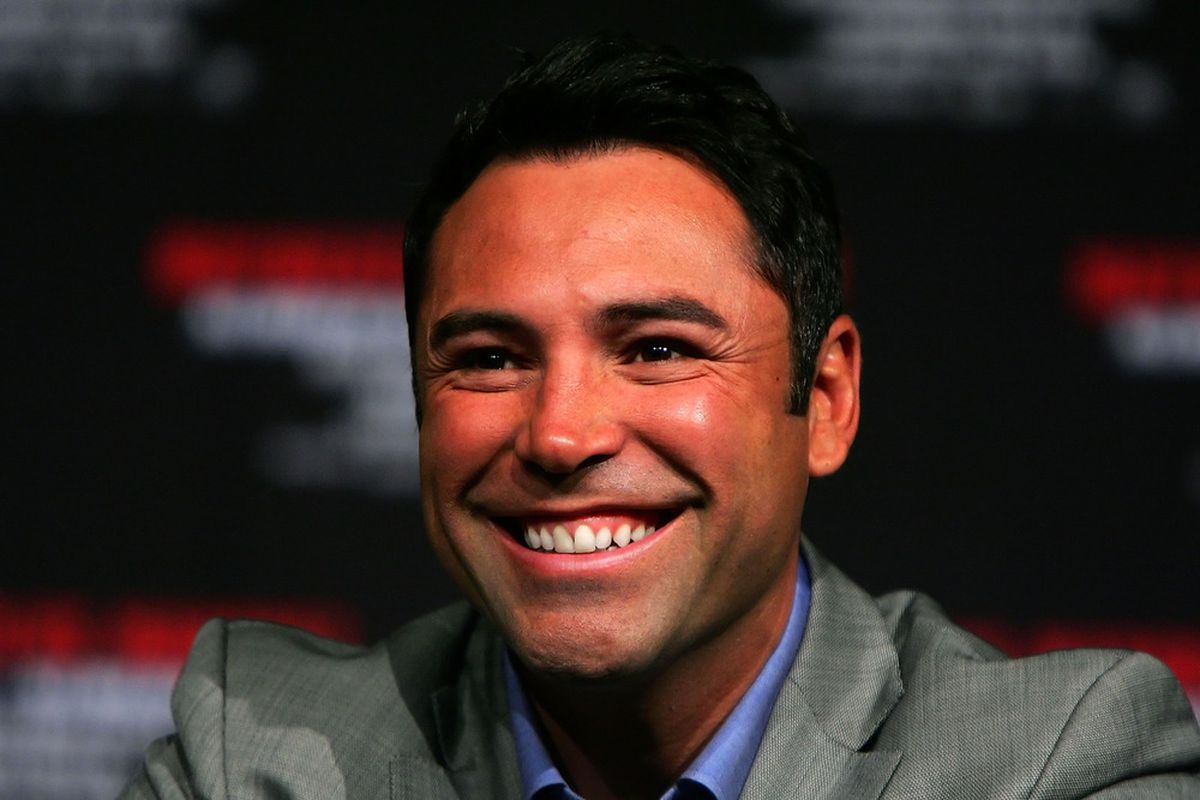 Oscar De La Hoya suggests Bob Arum is greedy. Oh, also, he believes ticket prices and PPV charges should be enormous for Mayweather vs Pacquiao. (Photo by Al Bello/Getty Images)