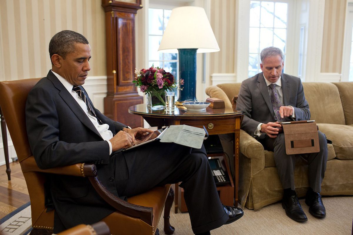 President Obama uses an iPad (Credit: Pete Souza/White House Flickr)