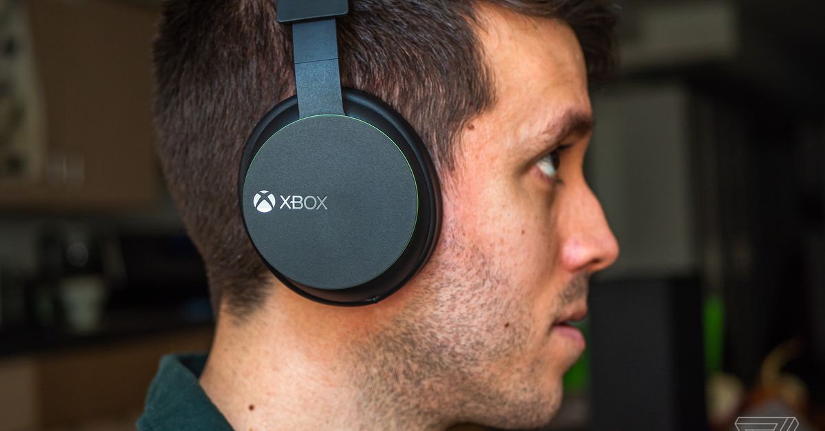 Xbox will soon automatically mute your speakers when you plug in headphones
