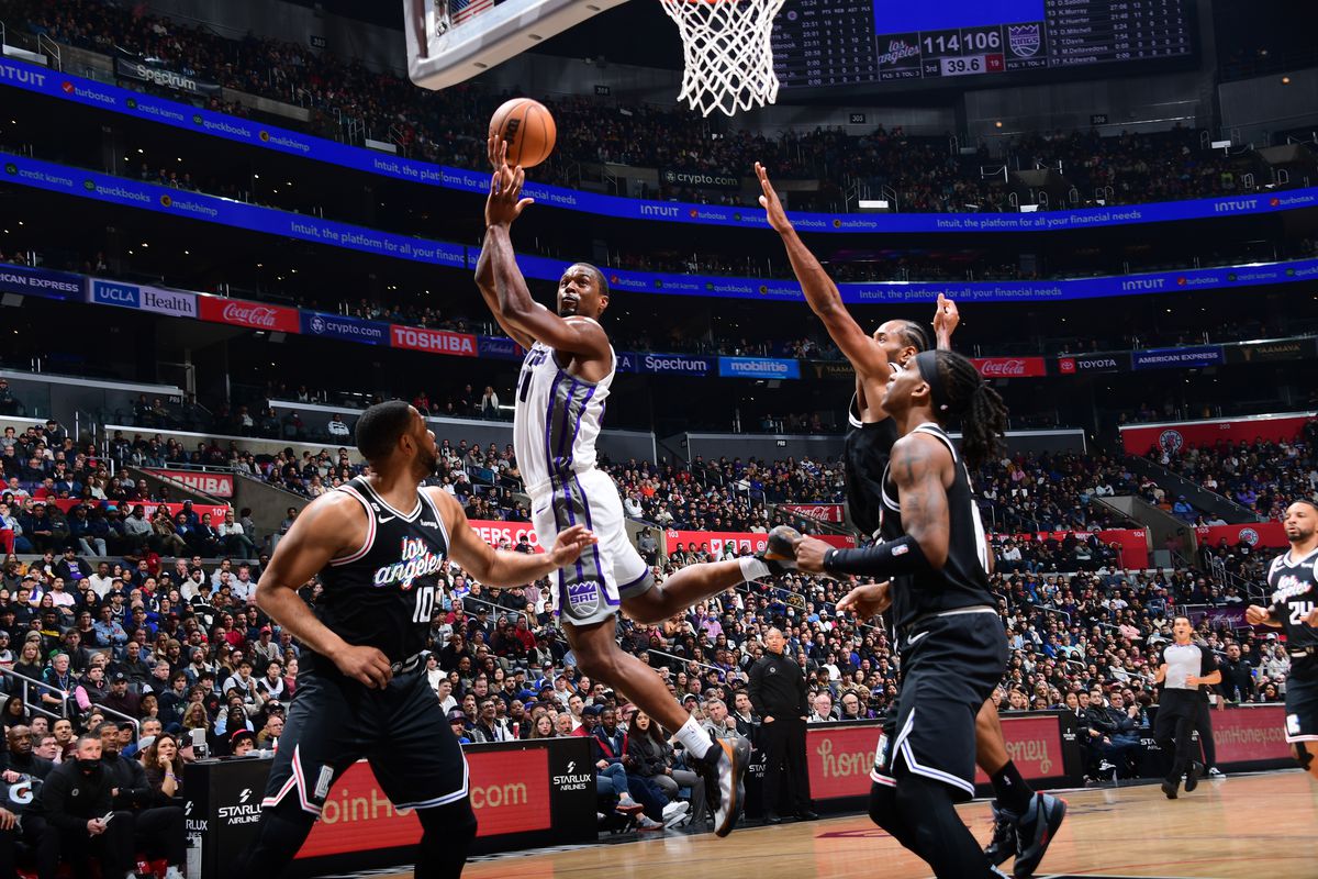 Harrison Barnes of the Sacramento Kings drives to the basket during the game against the LA Clippers on February 24, 2023 at Crypto.Com Arena in Los Angeles, California. 