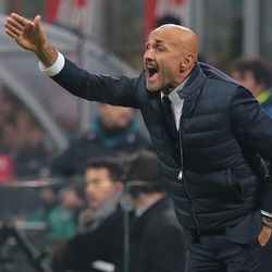 FC Internazionale Milano coach Luciano Spalletti shouts to his players during the Serie A match between FC Internazionale and Atalanta BC at Stadio Giuseppe Meazza on November 19, 2017 in Milan, Italy.