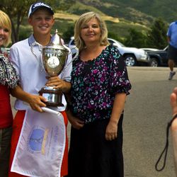 Becky Powell, Zac Blair, 18 ans, d'Ogden, et leur mère Cindy Blair se réunissent pour une photo avec le trophée après l'achèvement lors du match play final du tournoi de golf amateur d'État des hommes de l'Utah au Valley View Golf Course dimanche. Layton, Utah dimanche 12 juillet 2009. 