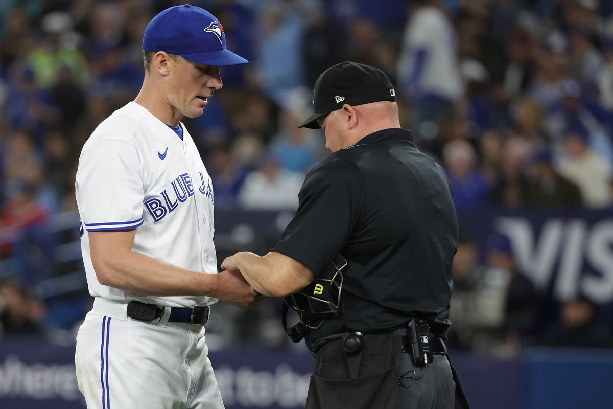 Toronto Blue Jays fall to the Seattle Mariners 10-8 in 10 innings