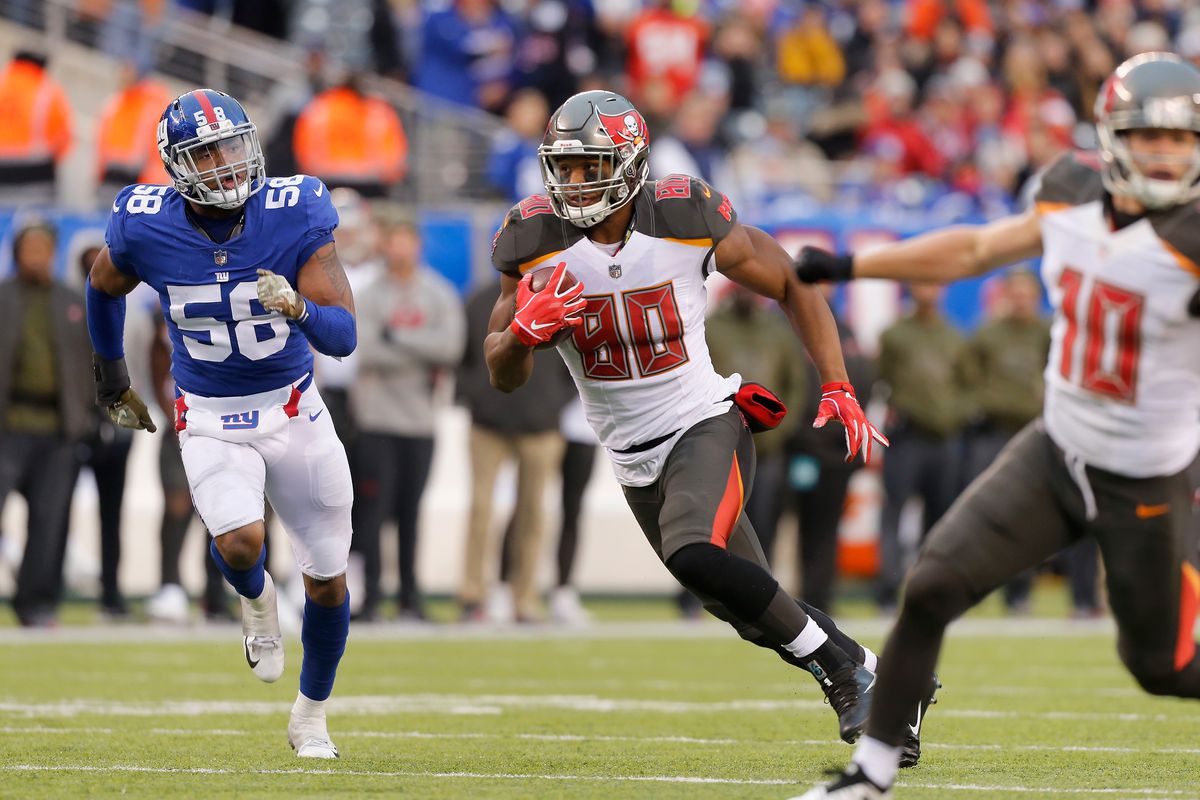 Tight end O.J. Howard of the Tampa Bay Buccaneers runs with the ball after a catch against the New York Giants on November 18, 2018 at MetLife Stadium in East Rutherford, New Jersey.