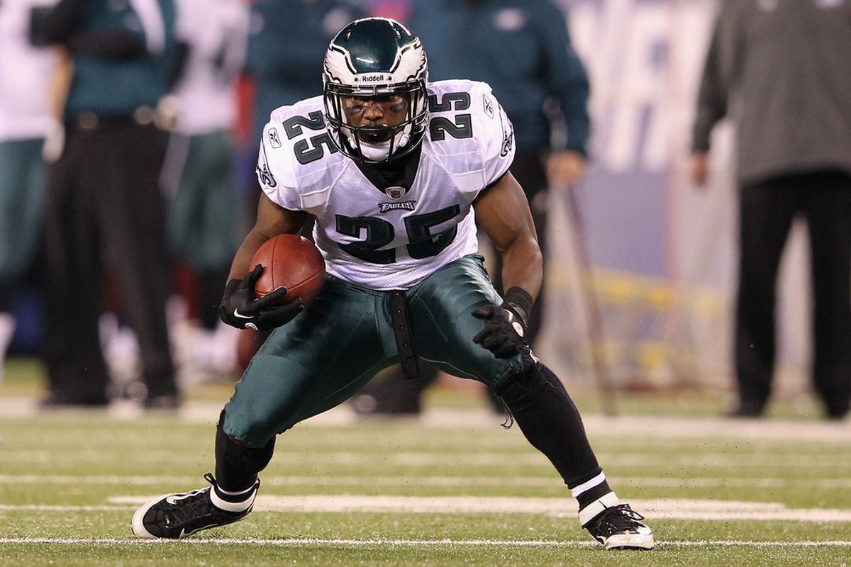 EAST RUTHERFORD, NJ - NOVEMBER 20:  LeSean McCoy #25 of the Philadelphia Eagles runs the ball against the New York Giants in the first half at MetLife Stadium on November 20, 2011 in East Rutherford, New Jersey.  (Photo by Al Bello/Getty Images)