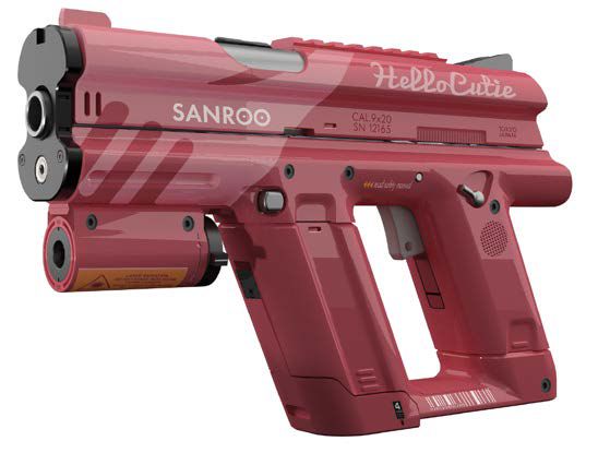 Un pistolet mitrailleur en plastique rose qui dit Hello Cutie sur le côté.  Du chrome noir de Cyberpunk Red.