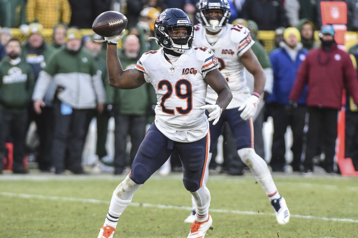 Chicago Bears running back Tarik Cohen attempts a lateral pass on the final play of the game against the Green Bay Packers at Lambeau Field.&nbsp;