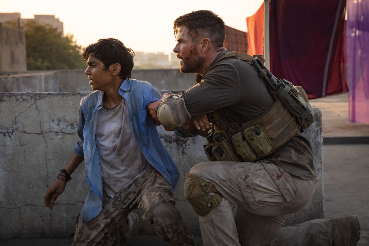 Rudhraksh Jaiswal and Chris Hemsworth in Extraction.