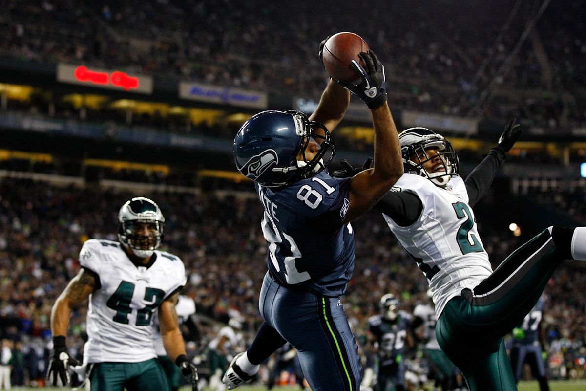 SEATTLE - DECEMBER 01:  Golden Tate #81 of the Seattle Seahawks makes a touchdown catch against Joselio Hanson #21 of the Philadelphia Eagles on December 1, 2011 at CenturyLink Field in Seattle, Washington.  (Photo by Jonathan Ferrey/Getty Images)