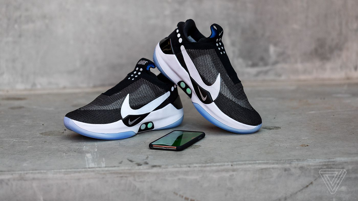 grueso ecuación Náutico Nike's Adapt BB self-lacing sneakers let you tie your shoes from an app -  The Verge