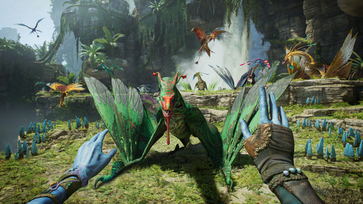 The player approaches a green ikran, ready to tame and fly it, in Avatar: Frontiers of Pandora