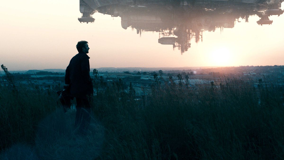Sharlto Copley looking out over a sci-fi Johannesburg in District 9.