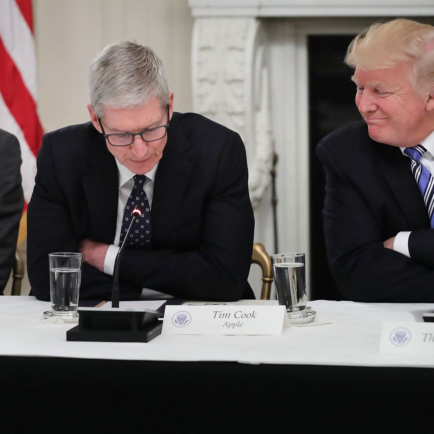 Aşağı yuvarlama çöp Monoton  The president just called the CEO of Apple 'Tim Apple' - The Verge