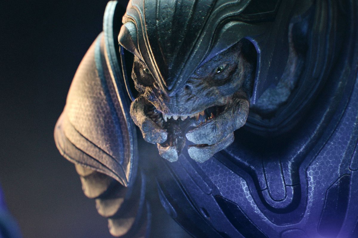 An imposing close up of an Elite with its mandibles open in the Halo TV show.