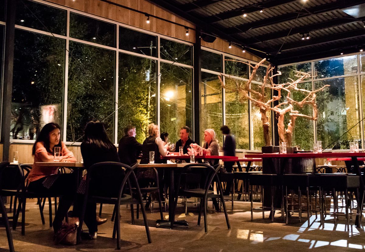 Large windows invite outdoor greenery into Nexto’s dining room.