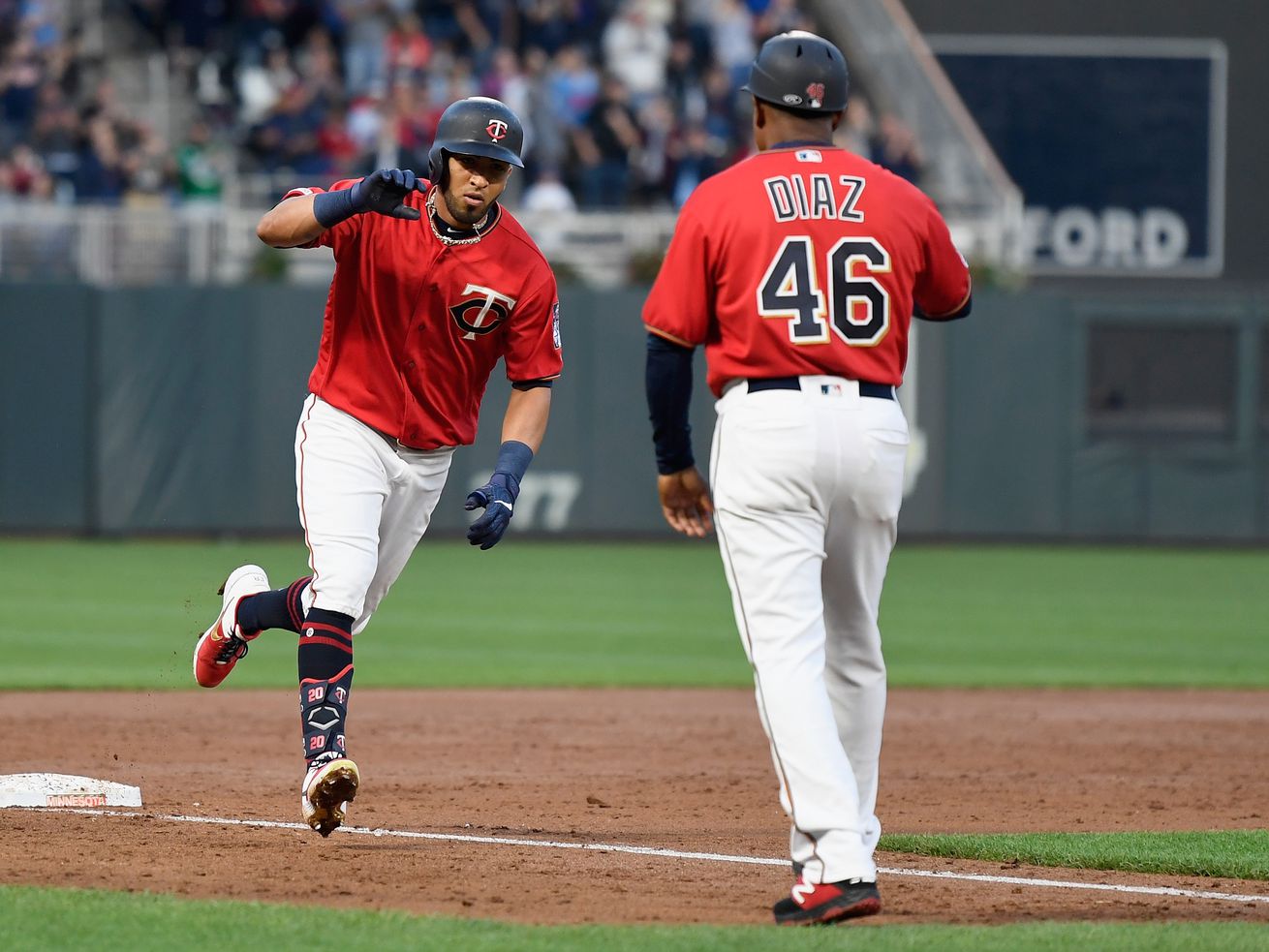 The Twins’ Eddie Rosario rounds the bases after tying Friday’s game against the White Sox at 4-4 with a third-inning home run.