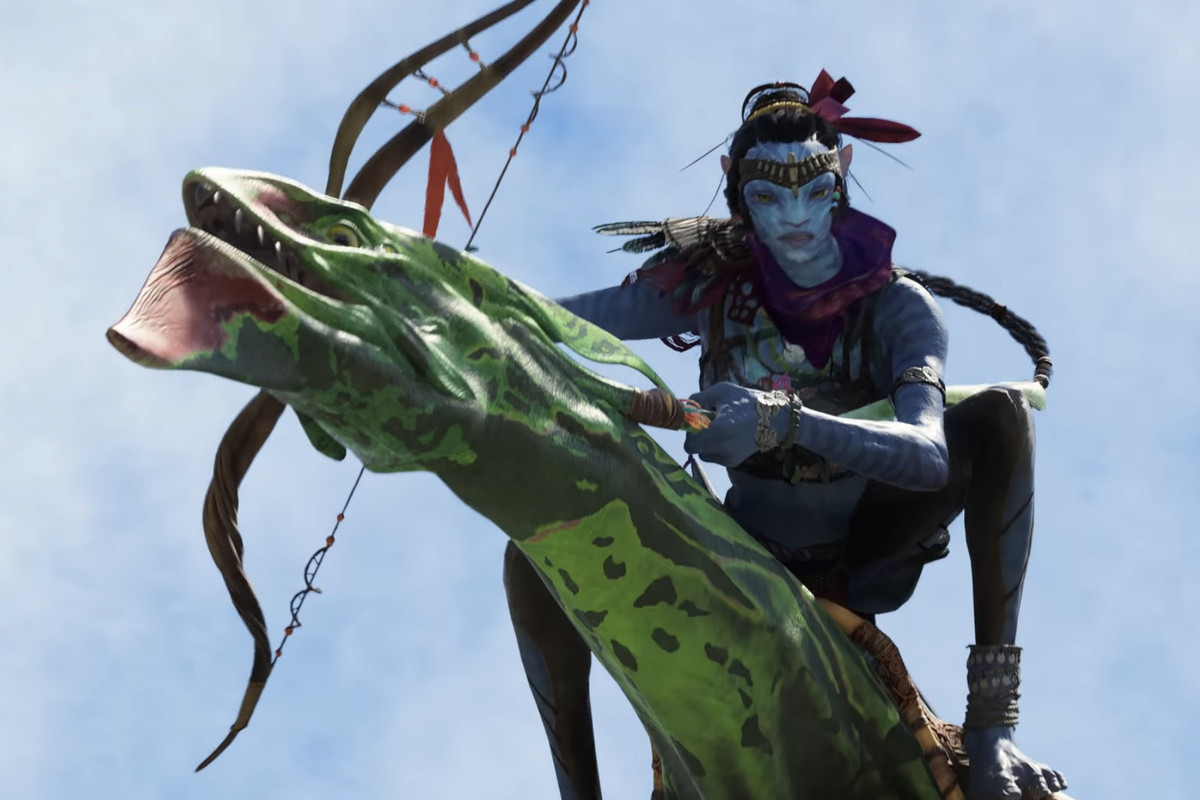 A Na’vi warrior stands on the neck of a flying ikran, or banshee, and readies a bow for an attack in trailer footage from Avatar: Frontiers of Pandora