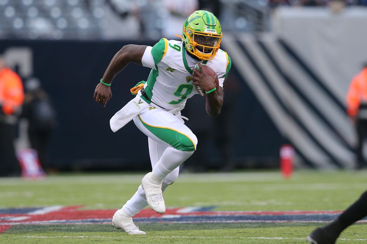 Tampa Bay Vipers running back Quinton Flowers runs the ball against the New York Guardians during the third quarter of an XFL football game at MetLife Stadium.&nbsp;