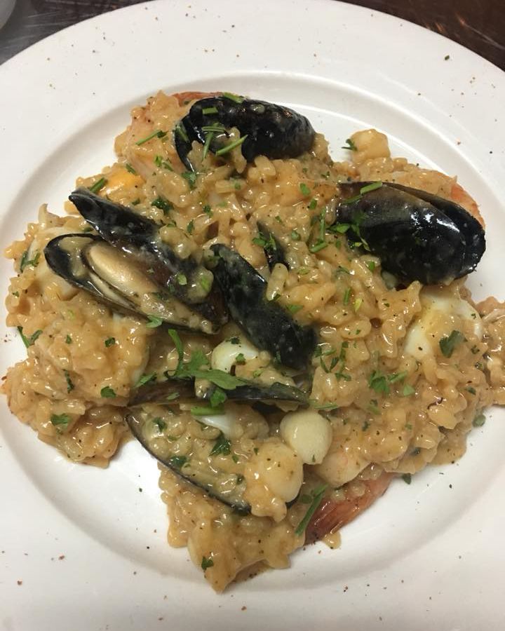 Rice spotted with mussels and shrimp.