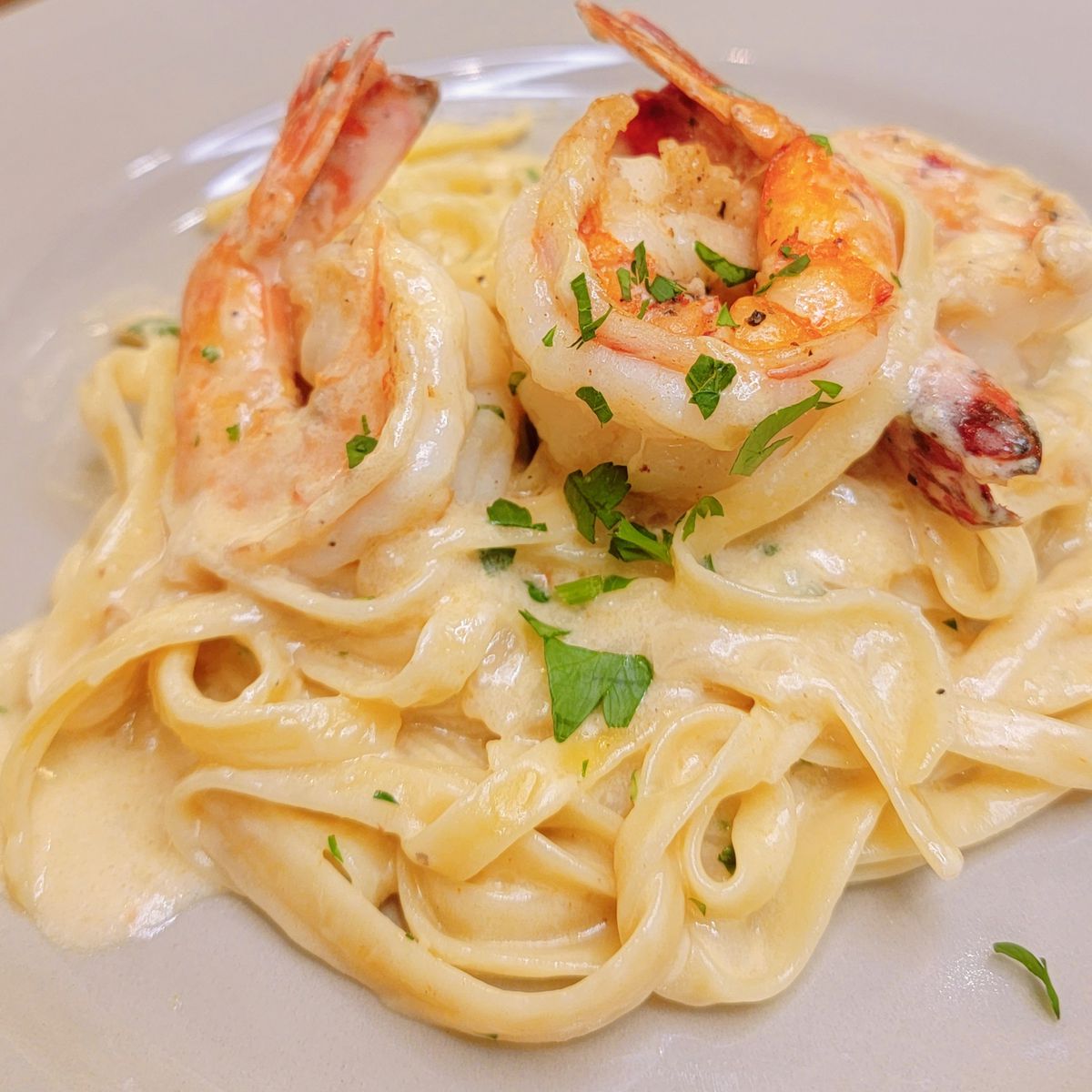 Prawns on noodles and cream.