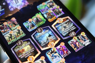 Снимка на игра на Marvel Snap, включваща местата Savage Land, Lechuguilla и Monster Metropolis и различни карти на iPhone