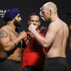 Arjan Bhullar and Adam Wieczorek square off at UFC on FOX 29 weigh-ins.