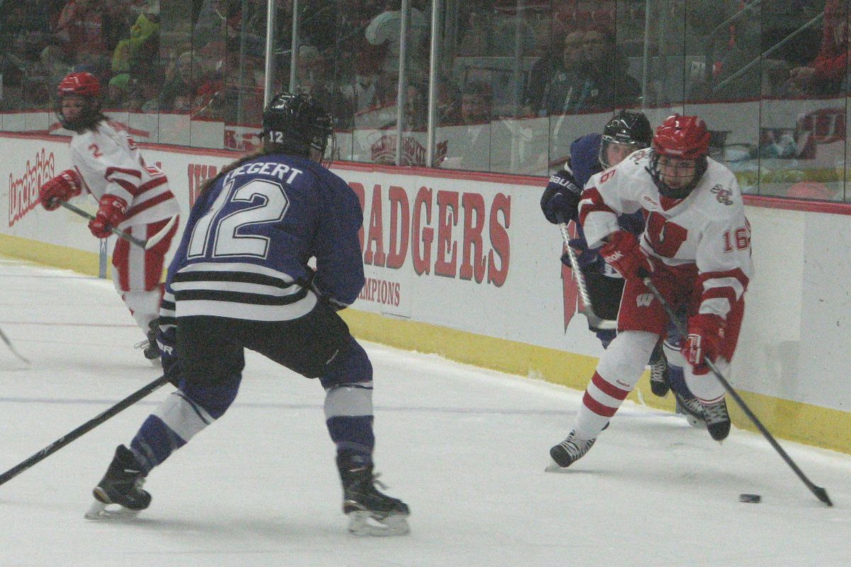 Sarah Nurse carries the puck up the ice against Minnesota State