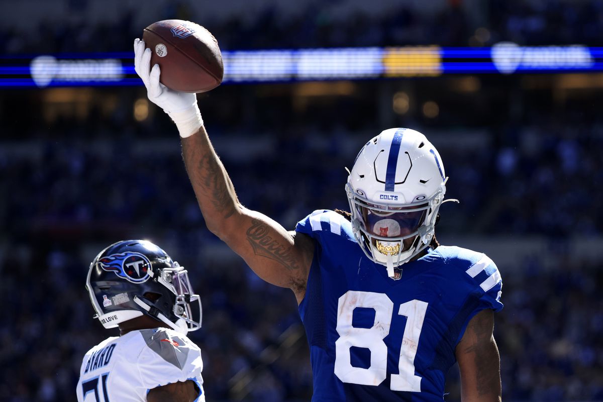 Mo Alie-Cox #81 of the Indianapolis Colts celebrates scoring a touchdown during the third quarter against the Tennessee Titans at Lucas Oil Stadium on October 02, 2022 in Indianapolis, Indiana.