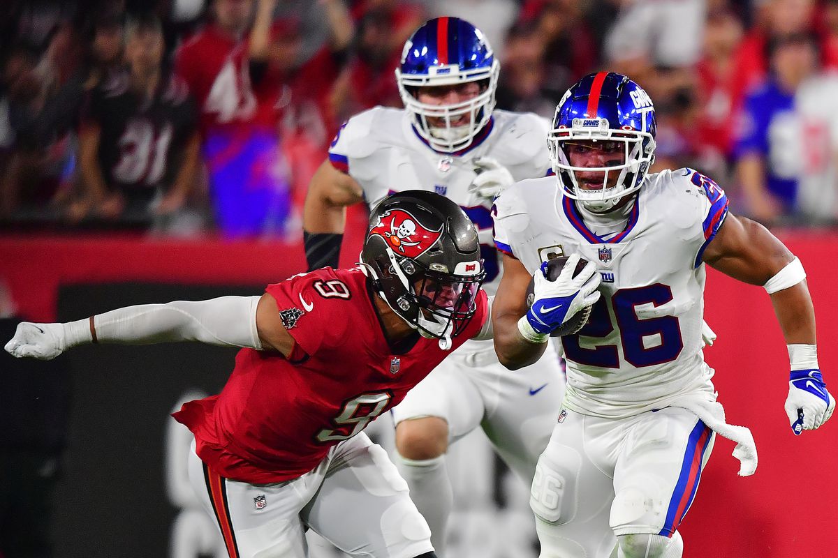 Saquon Barkley #26 of the New York Giants carries the ball against the Tampa Bay Buccaneers during the third quarter at Raymond James Stadium on November 22, 2021 in Tampa, Florida.