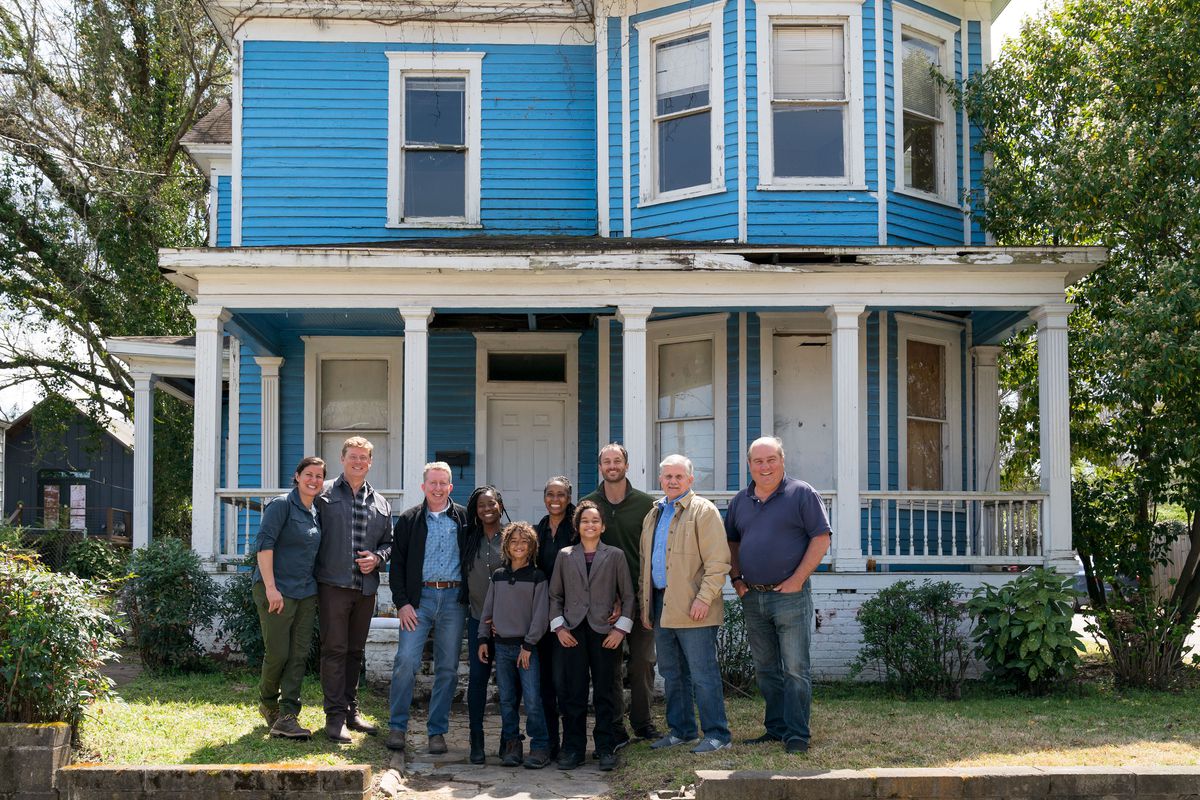 Family and TOH cast in front of the Atlanta House