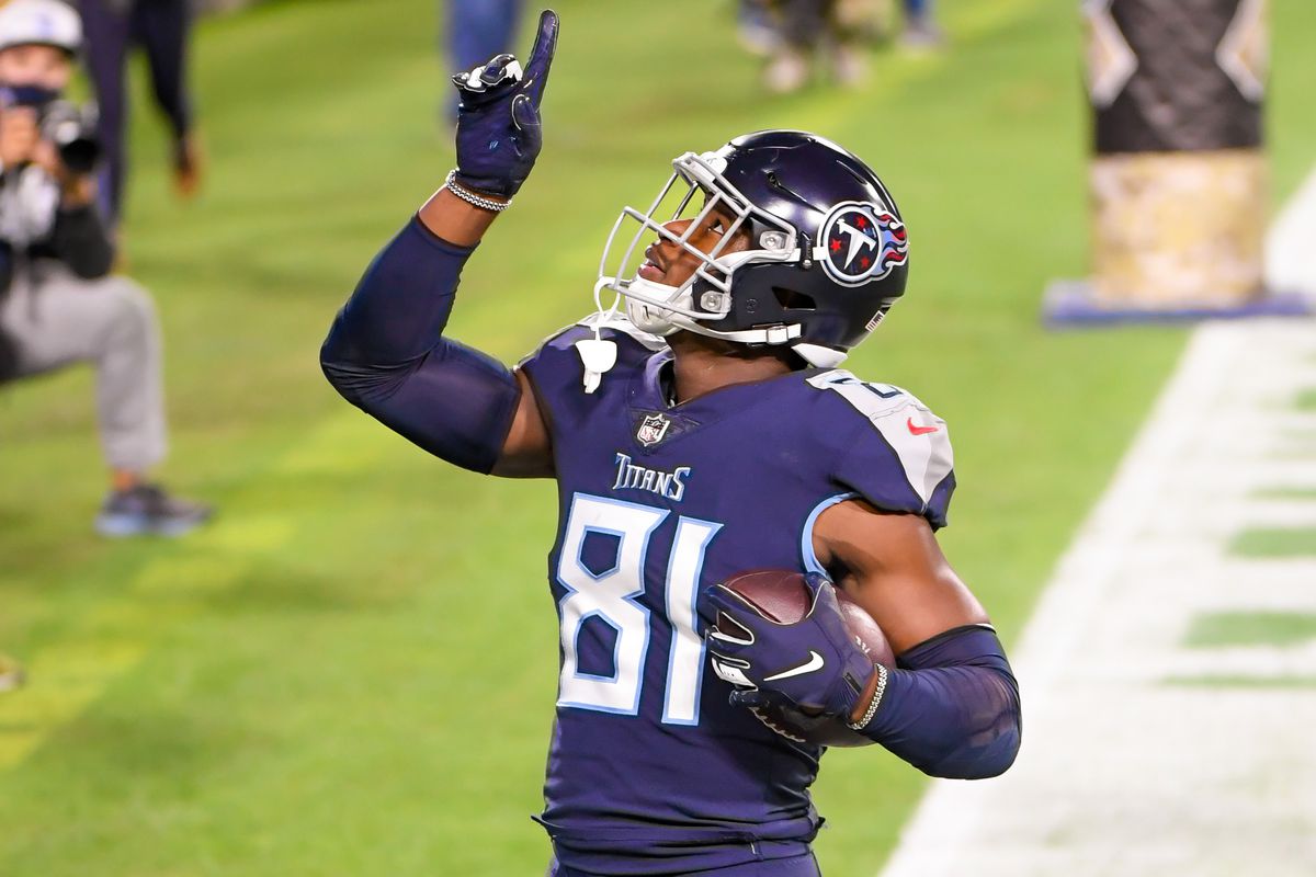 Tennessee Titans tight end Jonnu Smith (81) points to the sky after scoring a touchdown against the Indianapolis Colts during the first half at Nissan Stadium.&nbsp;