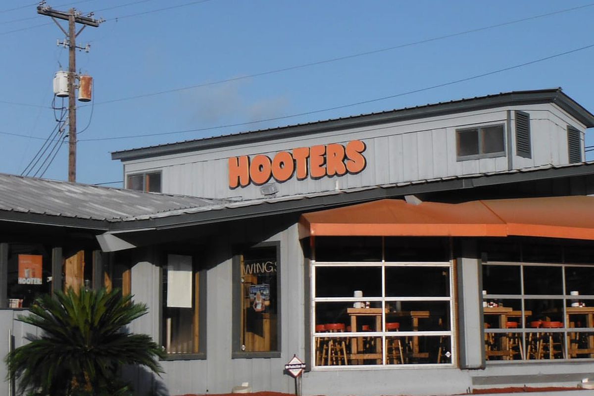 Hooter’s in South Austin