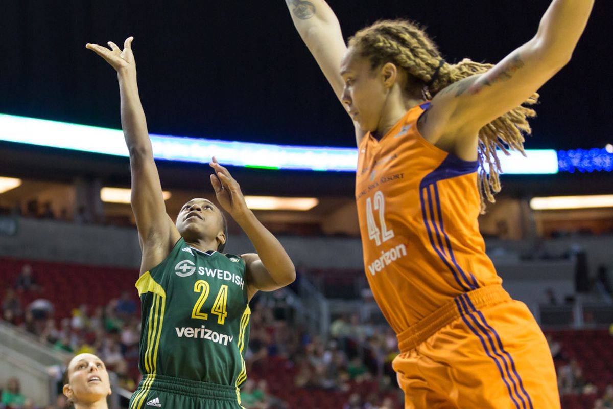 Jewell Loyd takes it right past 6'8" Brittney Griner as Diana Taurasi looks on