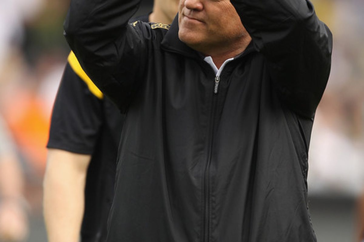 LONDON, ENGLAND - AUGUST 13:  Manager Martin Jol of Fulham applauds the fans during the Barclays Premier League match between Fulham and Aston Villa at Craven Cottage on August 13, 2011 in London, England.  (Photo by Ian Walton/Getty Images)