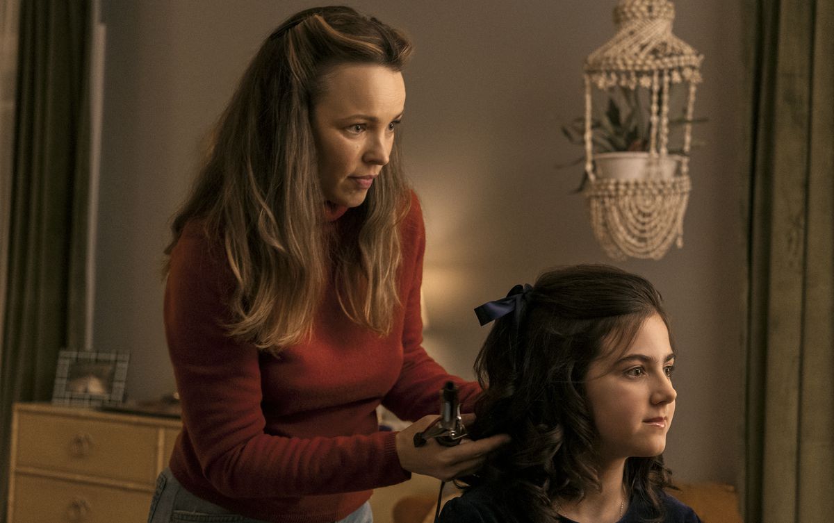 Barbara (Rachel McAdams) curls the hair of her 11-year-old daughter Margaret (Abby Ryder Fortson) with a curling iron in Are You There God? It’s Me, Margaret