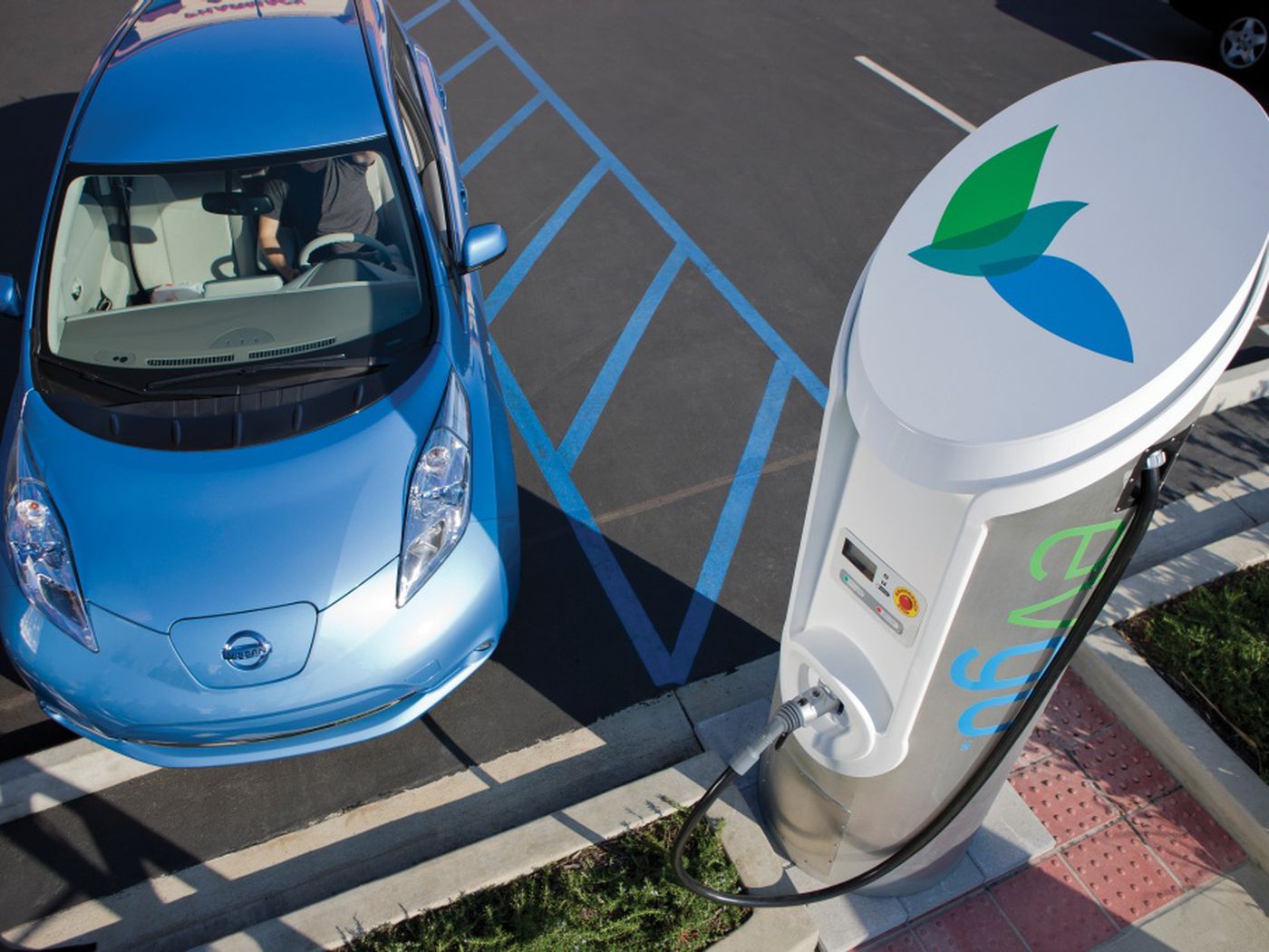 Google Maps now tells you if an EV charging station is in use - The Verge