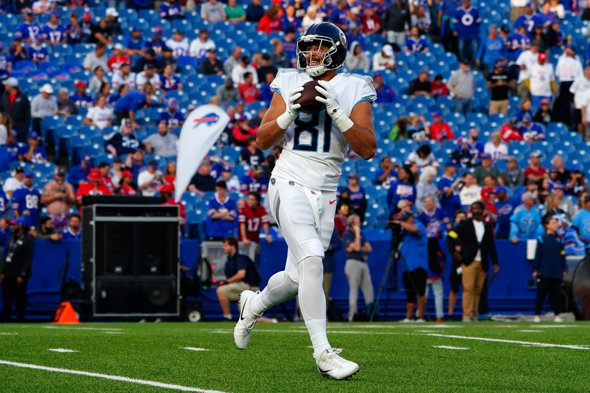 Tennessee Titans tight end Austin Hooper (81) warms up prior to the game against the Buffalo Bills at Highmark Stadium.&nbsp;